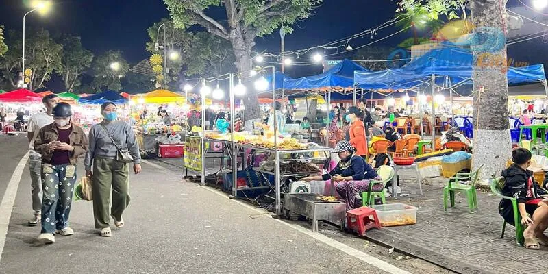 Các cửa hàng bán ở chợ đêm Quy Nhơn